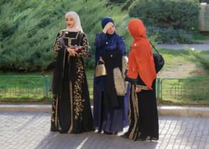 Redécouvrir la djellaba : l’élégance discrète au cœur des tendances