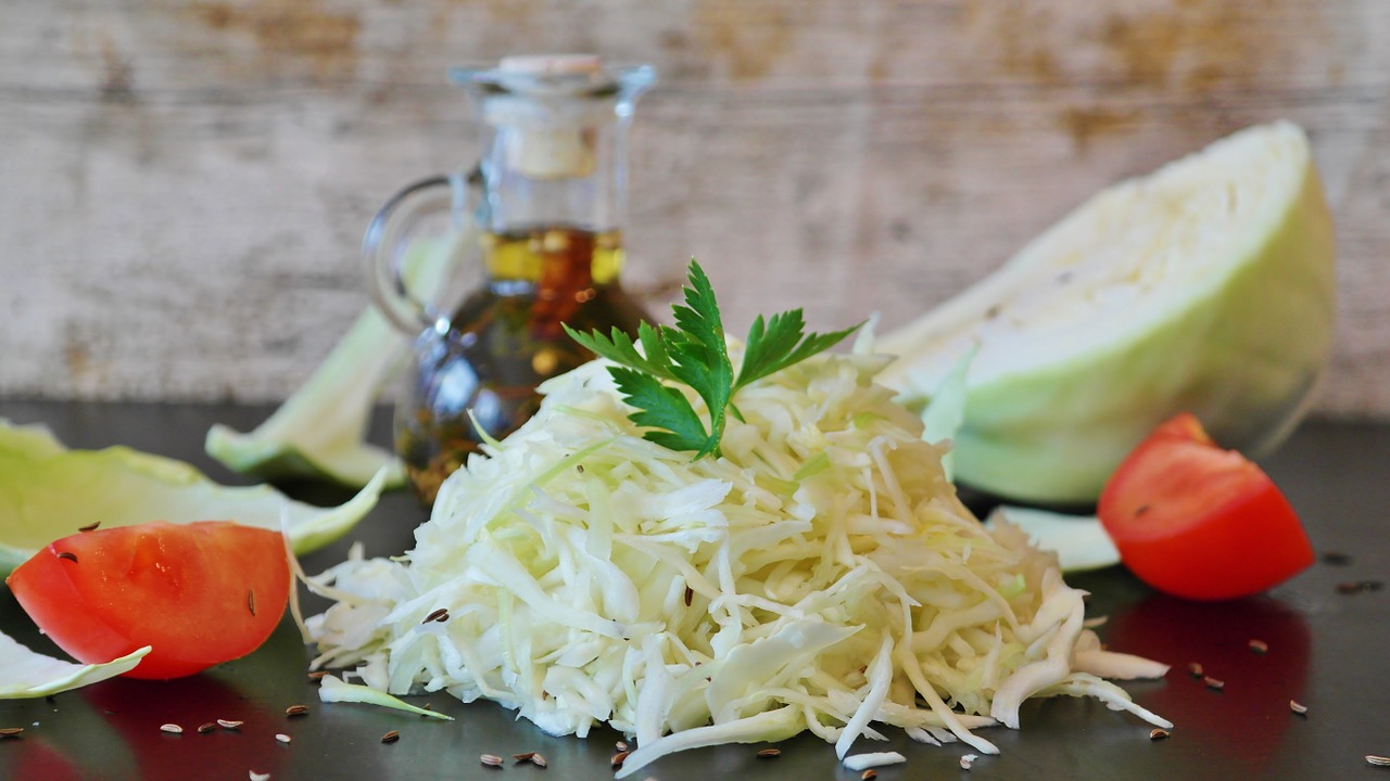 Recette de salade de chou crémeuse - Parfaite pour les pique-niques d ...