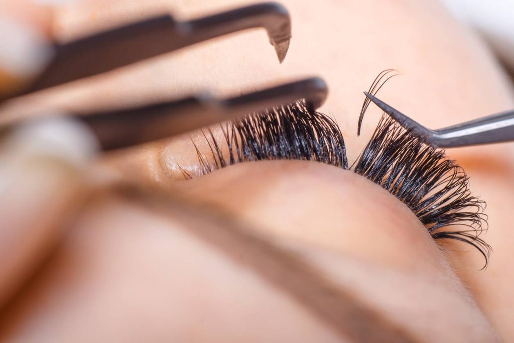 soins pour des cils en institut